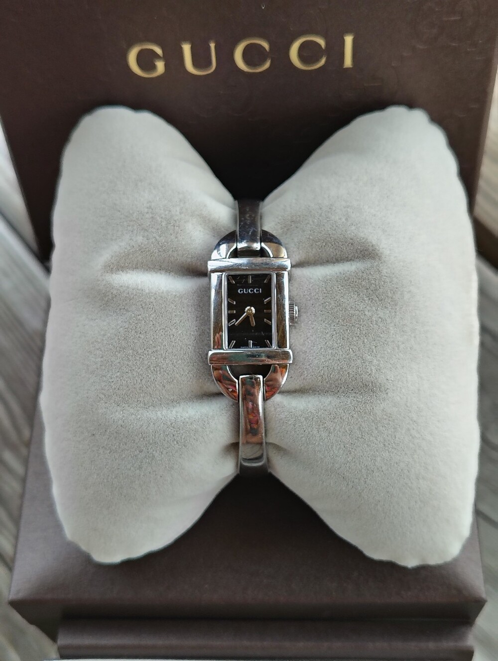Gucci 6800L Swiss Made Stainless Steel Water Resistance Battery Operated Watch
